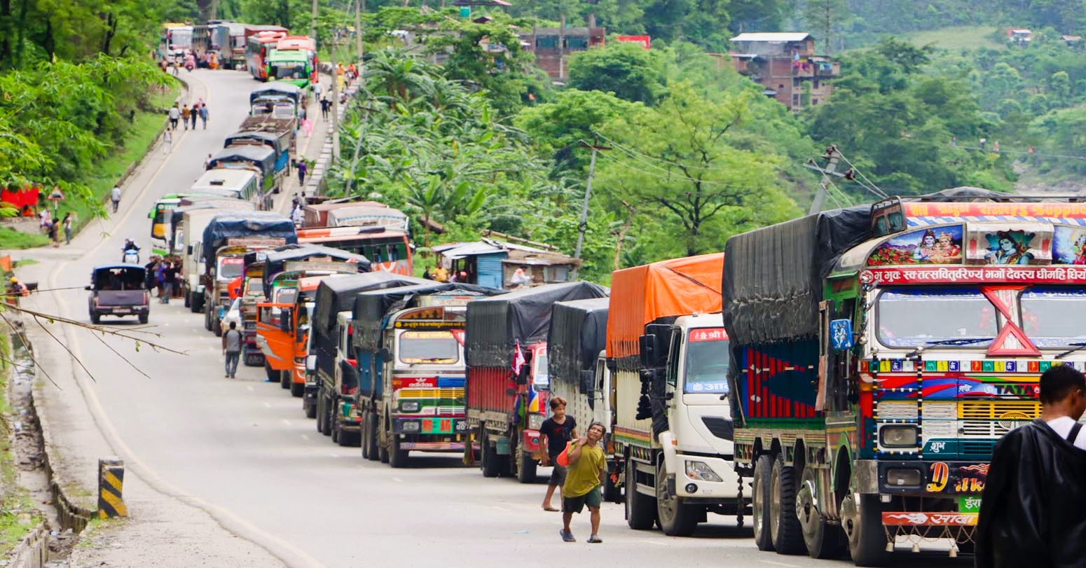 पहिरोको कारण अबरुद्ध नारायणगढ मुग्लिन सडक दुईतर्फी सञ्चालनमा आयो,
