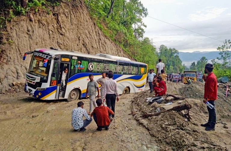 दाउन्नेमा फ़ेरि पहिरो गयो सडक अवरोध,