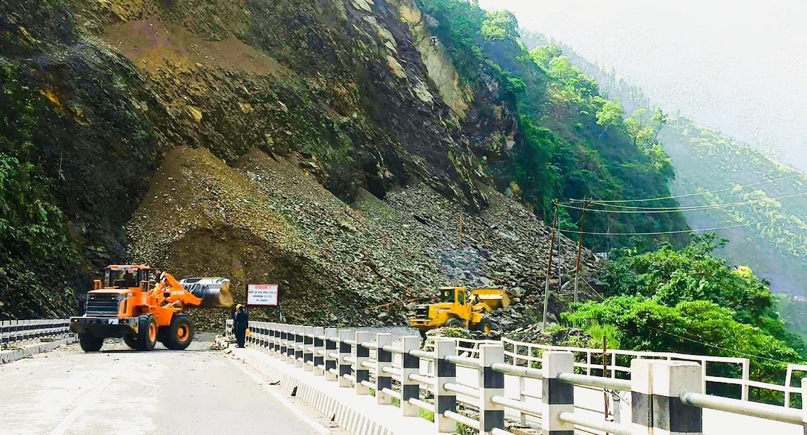 ३९ घण्टादेखि बन्द रहेको मुग्लिन नारायणगढ सडकखण्ड खुलाउने प्रयास जारी,३ बजेसम्म खुल्ने,