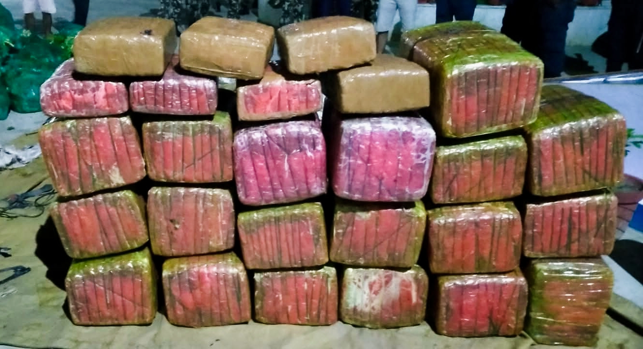 रौतहट प्रहरीले काउली गोभी बोकेको पिकअपबाट ३३४ किलो गाँजा बरामद,