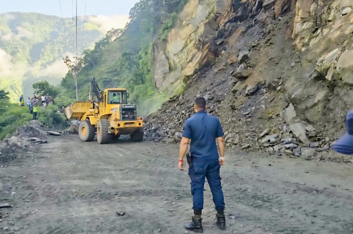 शुक्रबारदेखि पहिरोले अवरुद्ध बनेको मुग्लिन नारायणघाट सडकखण्ड साँझसम्म खुलाउने तयारी,