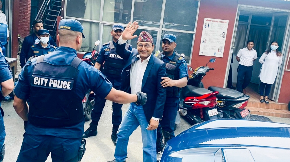 आन्दोलनको क्रममा कारागारबाट भागेका पुर्वमन्त्री टोपबहादुर रायमाझी पुनः कारागार फर्किए,