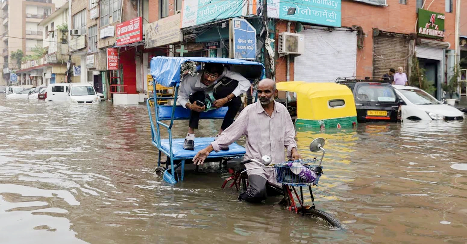 भारतको कोलकातामा अत्याधिक वर्षा हुँदा पानी जम्दा करेन्ट लागेर कम्तीमा १० जनाको मृत्यु