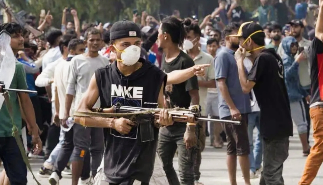 गृह मन्त्रालयले आन्दोलनको क्रममा चोरी भएका प्रहरीका हातहतियार फिर्ता गर्नू सम्मान गर्छौँ नत्र पक्राउ,