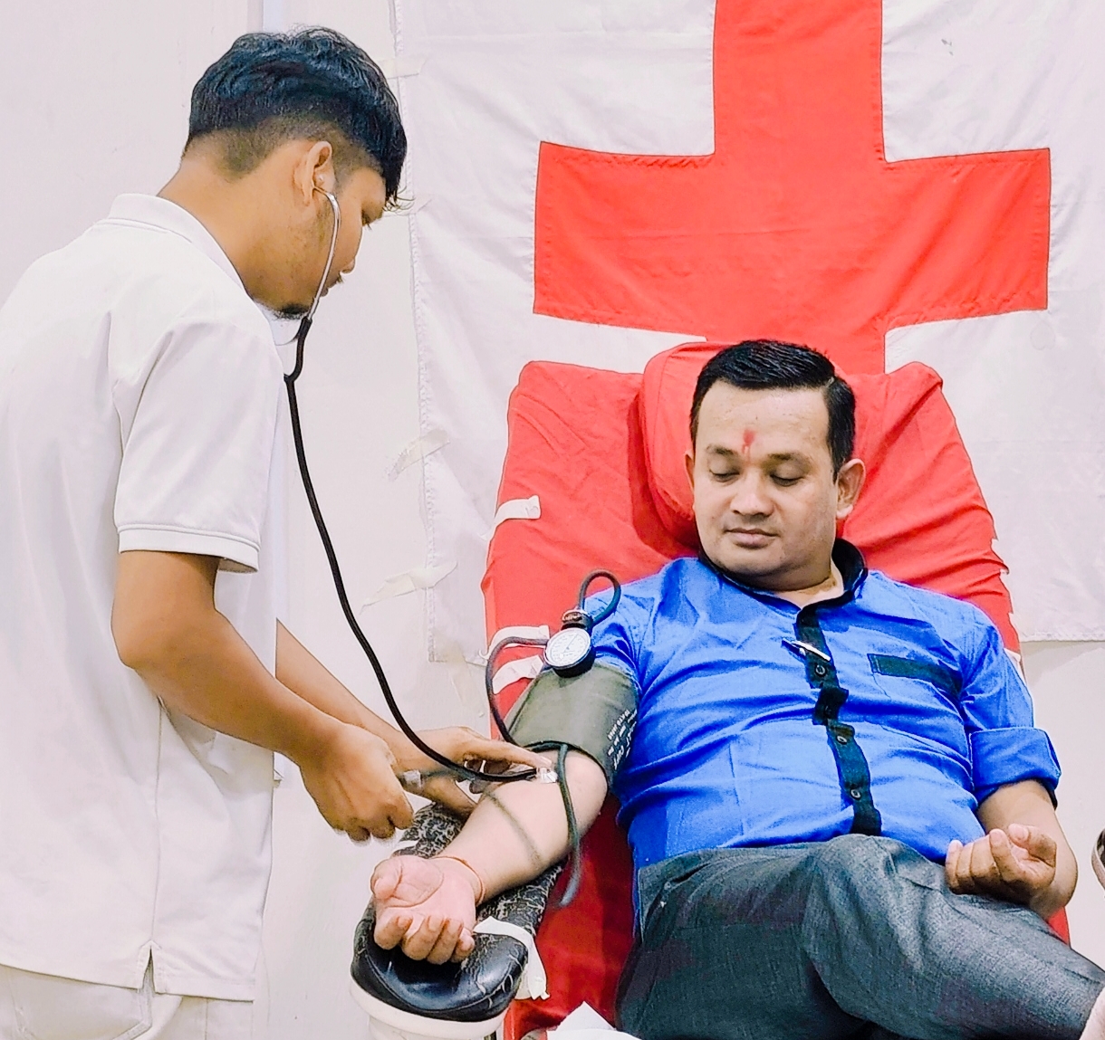 पत्रकार सागर थापाले आफ्नो जन्म दिनको अवसरमा रक्तदान गरेर मनाए,