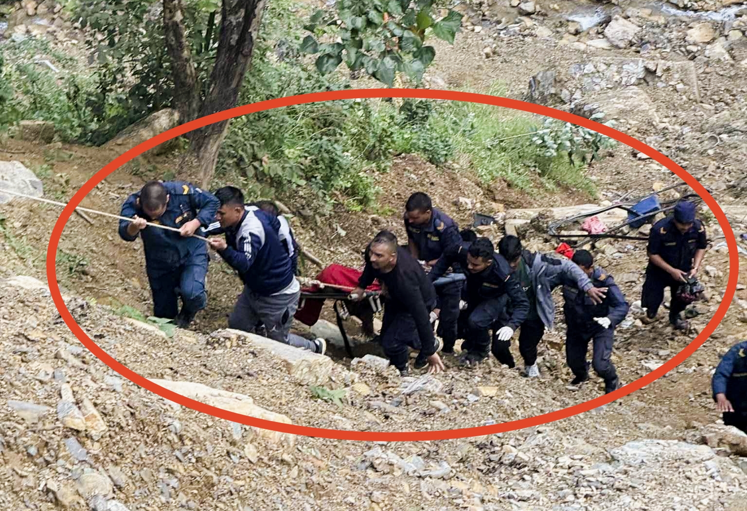 सल्यान कपुरकोटको चोरखोलामा हाईस बस दुर्घटना ३ जनाको मृत्यु १७ जना घाइते