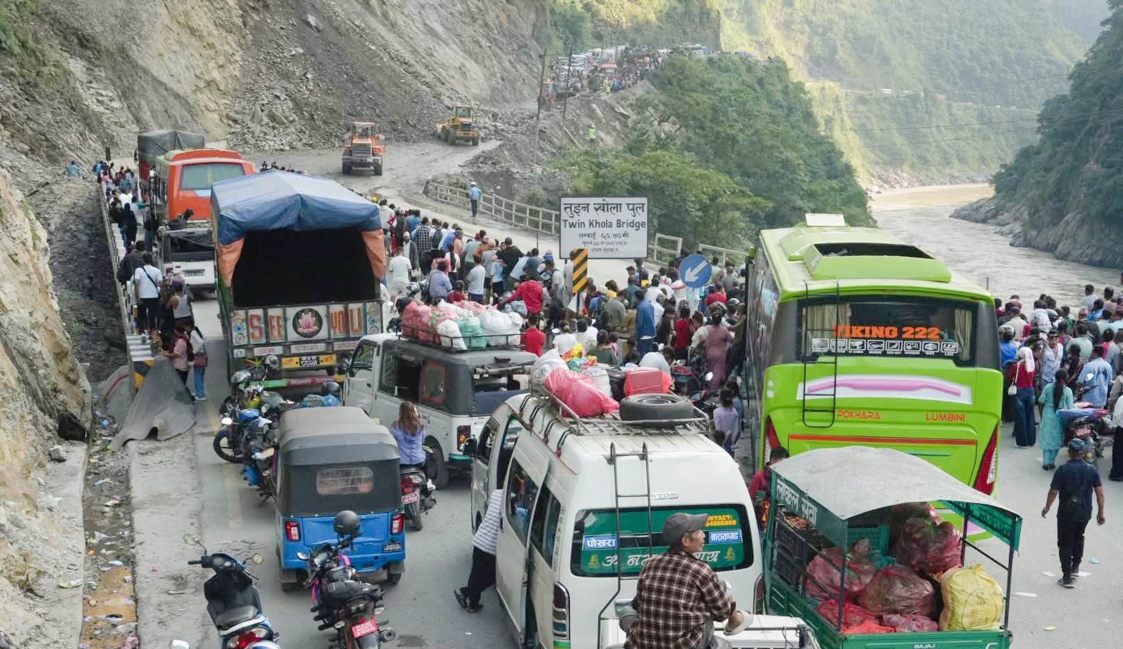 मुग्लिन नारायणगढ सडकखण्डमा फेरि पहिरो जाँदा यात्रुहरु बाटोमै अलपत्र