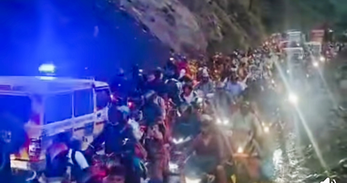 मुग्लिन-नारायणगढ सडकखण्ड पहिरोको कारण अवरुद्ध भएको सडक ६ घण्टापछि खुल्यो,