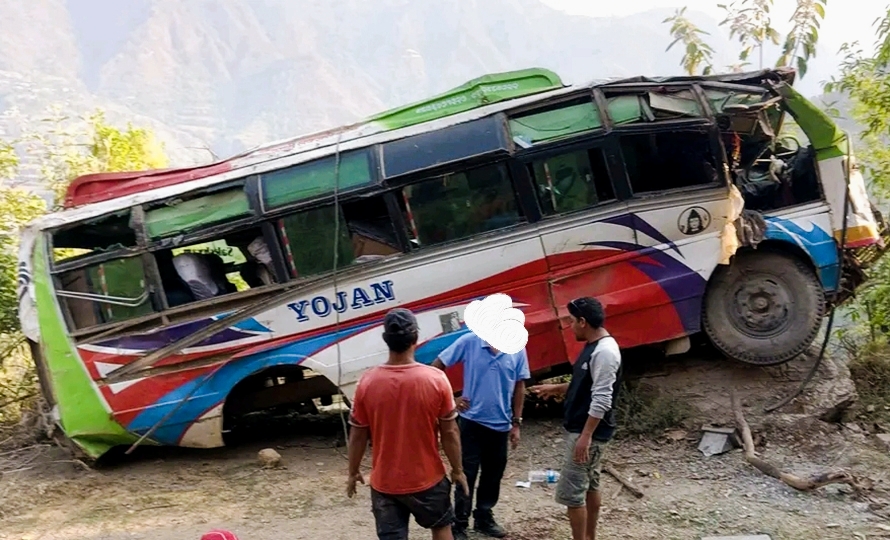 गुल्मीमा यात्रुबाहक बस दुर्घटनामा परी १६ जना घाइते,