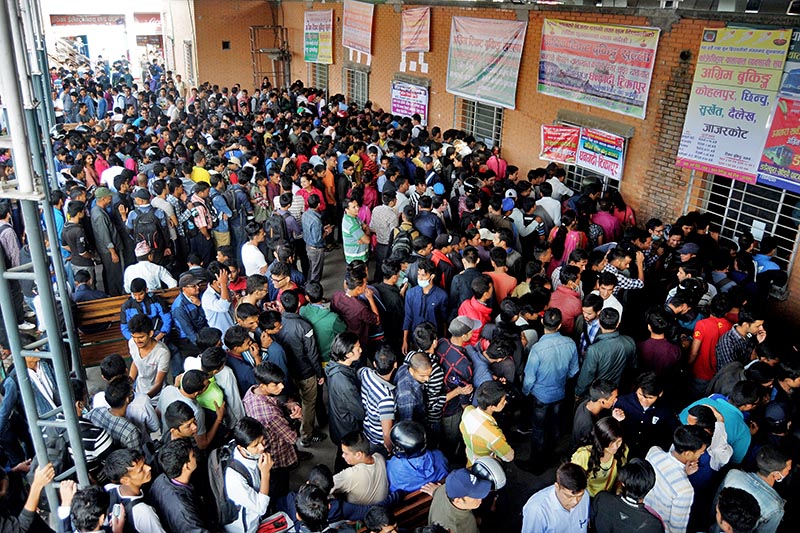 दशैं नजिकिएसँगै घर फर्कने यात्रुहरुको चाप धेरै