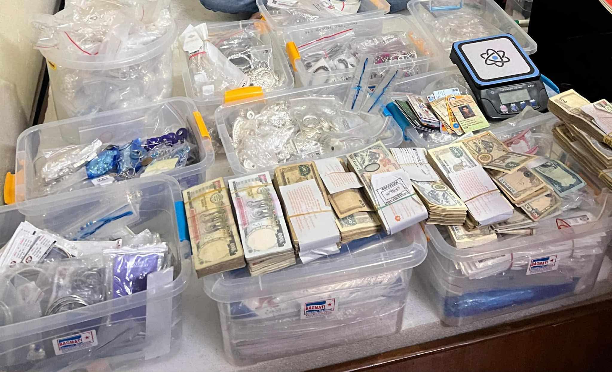 ललितपुरबाट सशस्त्र प्रहरीले ५० किलोभन्दा बढी चाँदीसहित एकजना भारती पक्राउ,