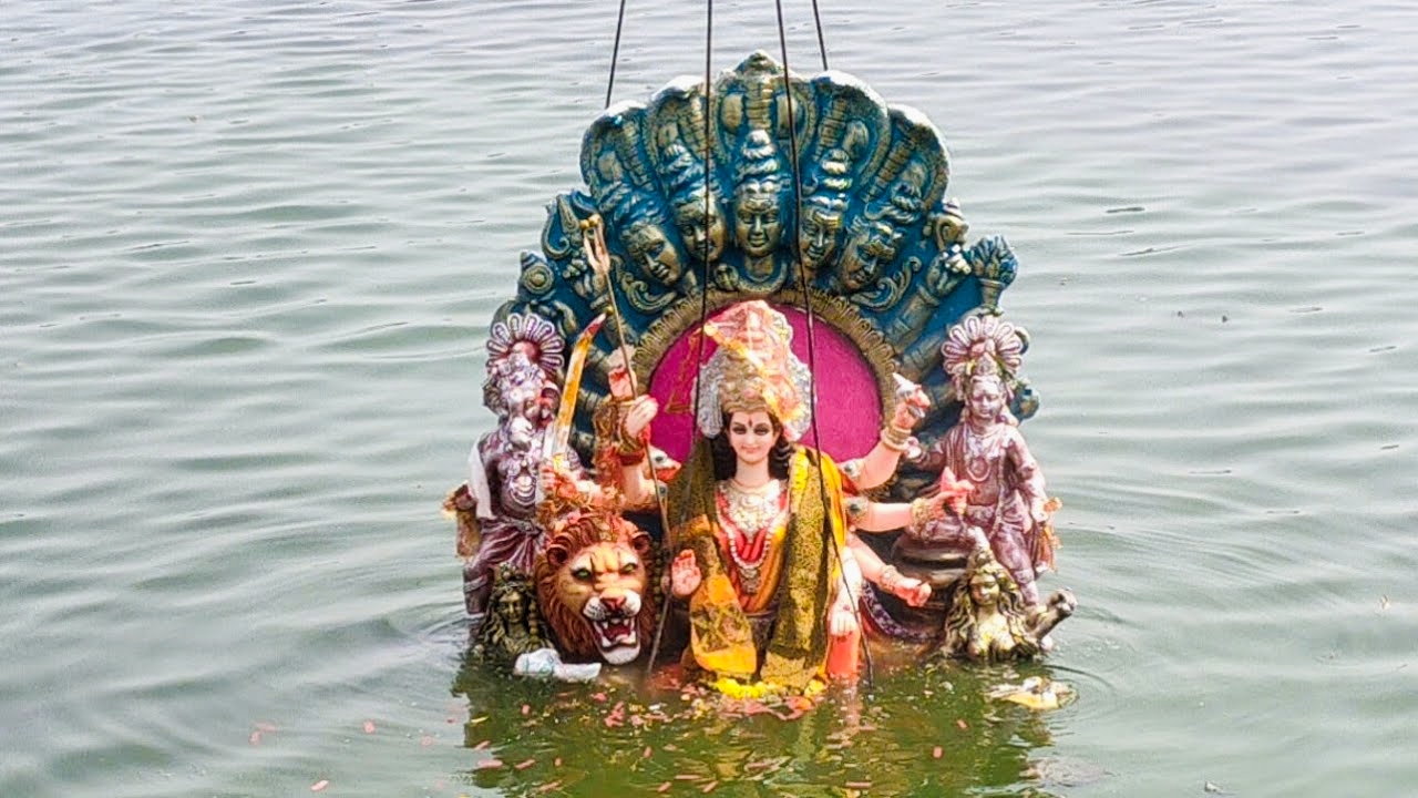 घटस्थापनाका दिनदेखि विभिन्न मन्दिर प्राङ्गणमा स्थापना गरिएका दुर्गाको मूर्ति शुक्रवार बिसर्जन गर्दै,