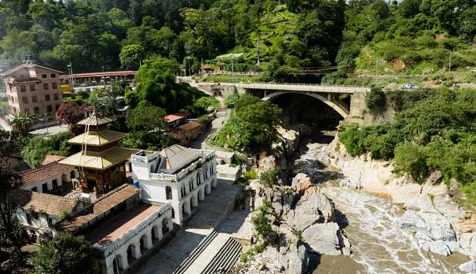 ललितपुर जिल्लाका सीडीओले गरे चोभार गल्छी अनुगमन,जोखिम स्थानबाट हट्न प्रहरीको माइकिङ