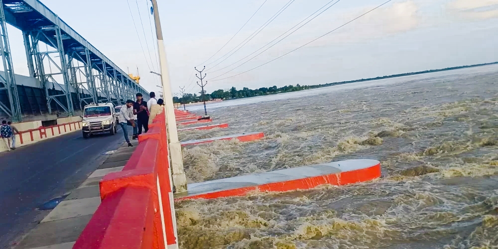 झापाको कोशी व्यारेजमा पानीको बहाव अति उच्च भएपछि व्यारेजका सबै ढोकाहरु खुला,