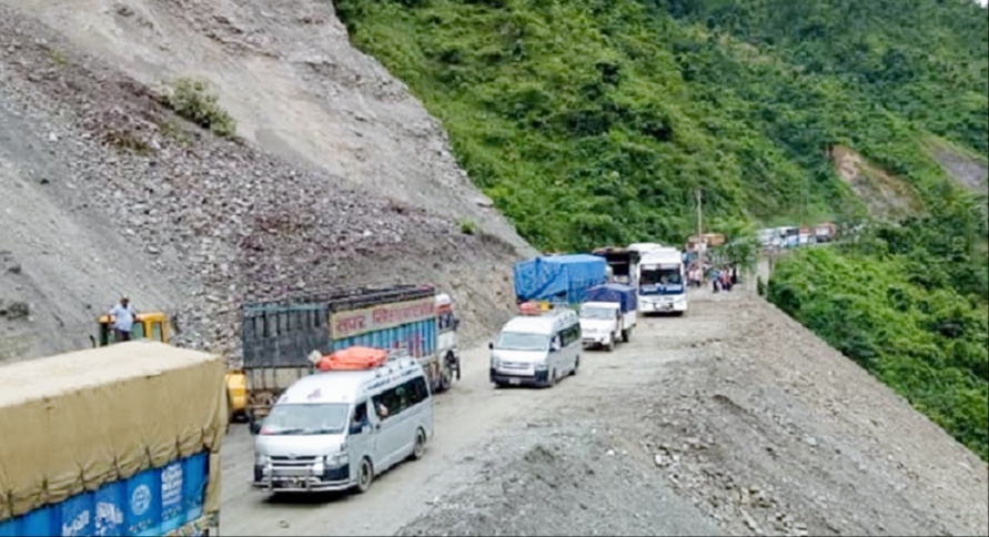 वर्षापछि अवरुद्ध बनेको नारायणगढ-मुग्लिन सडक र पृथ्वी राजमार्ग बिहानदेखि पुनःसुचारु,