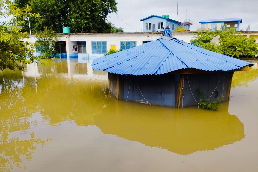 भारतले बाँधको ढोका नखोल्दा बाढी पसेर रौतहट गाउँ डुबानमा जनजीवन कष्टकर,