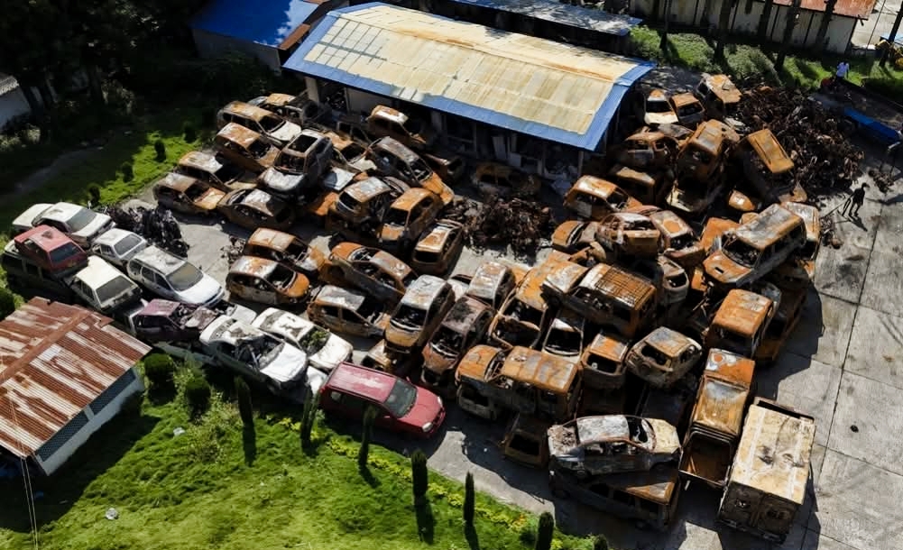 प्रदर्शनका क्रममा जलेका गाडीहरू अहिले संसद् भवन सिंहदरबार लगायत भवनमा थन्किएका छ्न,