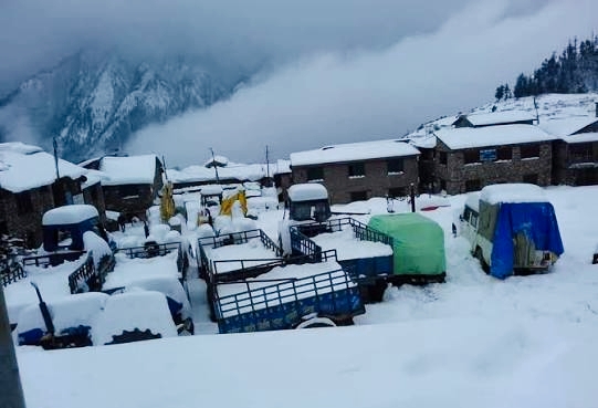 हिमपातका कारण न्यालु सडक अवरुद्ध,