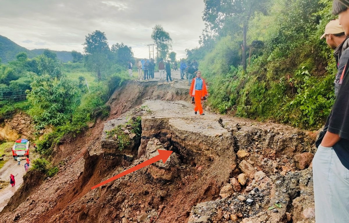 इलाममा पहिरोका कारण अवरुद्ध मेची राजमार्ग अझैसम्म सञ्चालनमा आउन सकेन,