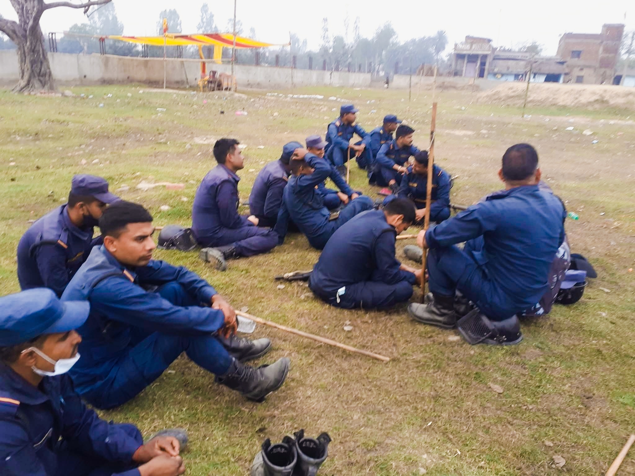 बर्दीको मान”गर्न सिक्नुहोस,प्रहरी पनि मान्छे हो नागरिकको सेवामा घाम पनि नभनेर सुरक्षा गर्छ