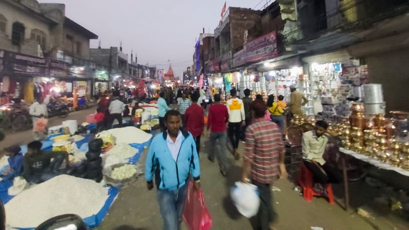 धनतेरसमा नेपालगन्जको त्रिभुवनचोकमा छुट्टै रौनक बीच सडकमा लागेको बजारमा किनमेल गर्नेको भीड