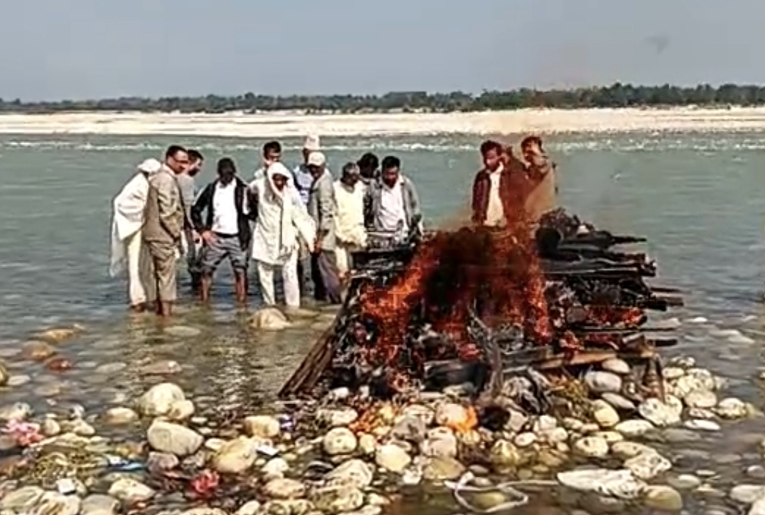 विपिन जोशीको महाकाली नदी किनारमा अन्त्येष्टि,सशस्त्र प्रहरीको सलामी,