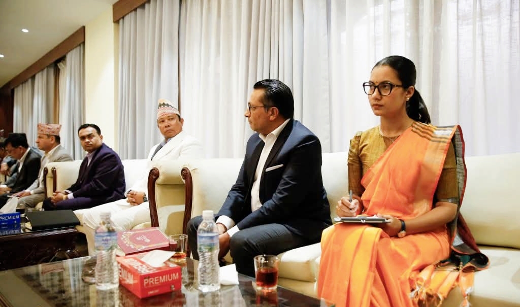 प्रधानमन्त्री कार्कीद्वारा दलहरूसँग बालुवाटारमा बैठक निर्वाचनको बारेमा दलका प्रतिनिधिहरू छलफल