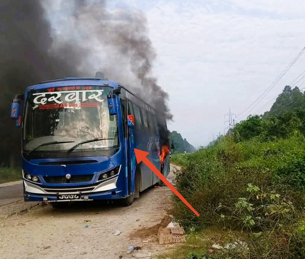 रौतहटमा चलिरहेको दरबार बसमा आगलागी बस जलेर नष्ट कुनै पनि मानवीय क्षति छैन,प्रहरी