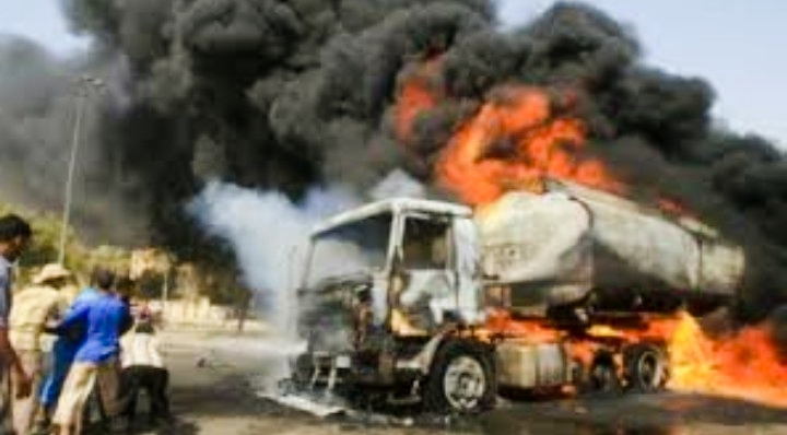 पेट्रोल बोकेको ट्यांकर दुर्घटना हुँदा कम्तीमा ३५ जनाको मृत्यु ४६ जना घाइते,