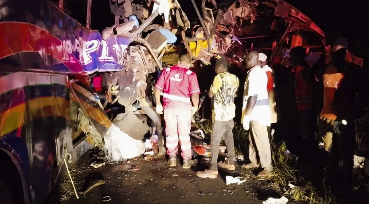 दुईवटा बस एकआपसमा ठोक्किँदा कम्तीमा ६३ जनाको मृत्यु दर्जन भन्दा बढी घाइते,