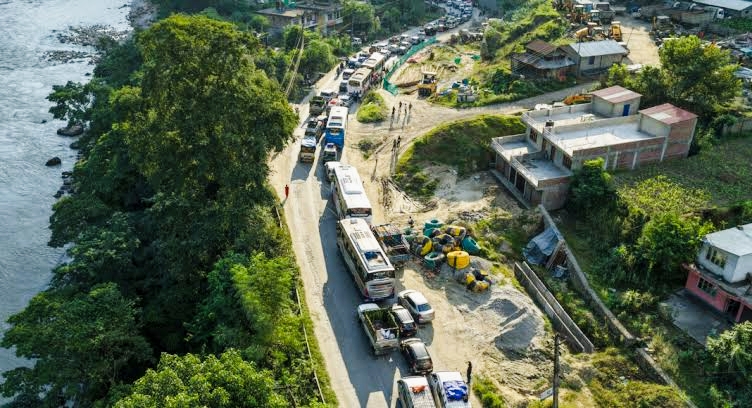 राजमार्गमा सवारीसाधनको अत्यधिक चाप,
