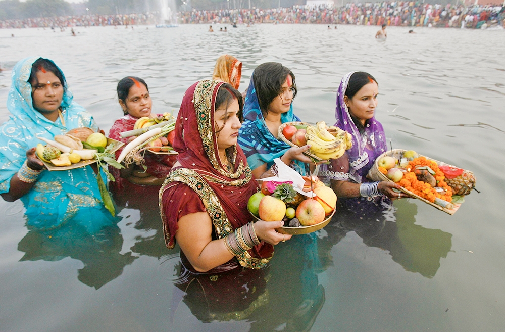 छठ पर्वको मुख्य दिन सोमबार भव्य उत्साहका साथ तराईको जिल्लाहरुमा धुमधामसंग मनाइँदै,