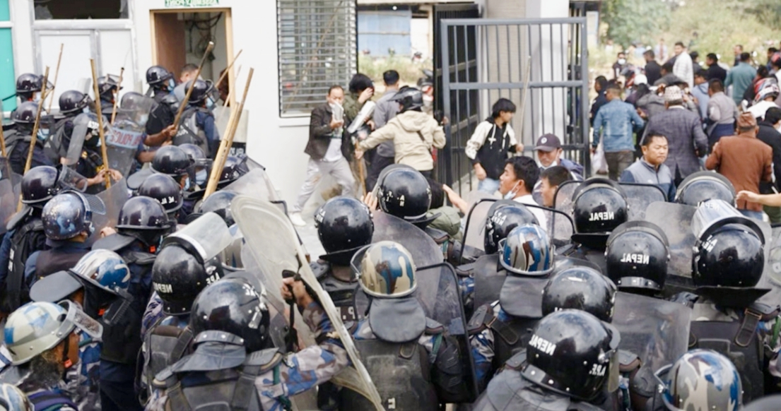 महिलाको मृत्यु पछी आफन्तहरु आक्रोशित किस्ट शिक्षण अस्पताल तनावग्रस्त प्रहरीद्वारा अश्रुग्याँस