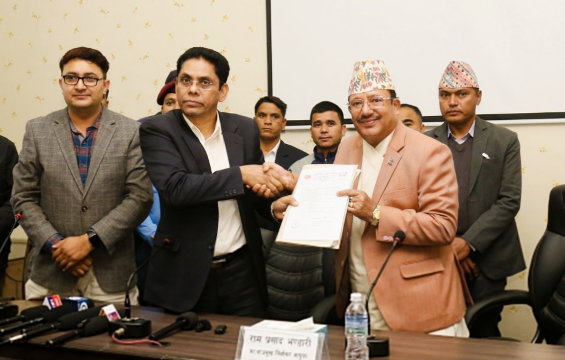 संसदीय निर्वाचनका लागि दल दर्ता गर्न विप्लव नेतृत्वको नेकपाका नेताहरू निर्वाचन आयोग पुगे,