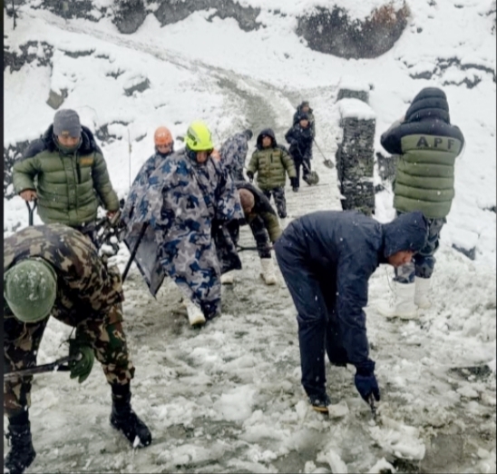 हिमाली जिल्लाहरूमा गएरातिदेखि भएको भारी हिमपातले सडकहरू अवरुद्ध सडक पन्छाउदै सुरक्षाकर्मी
