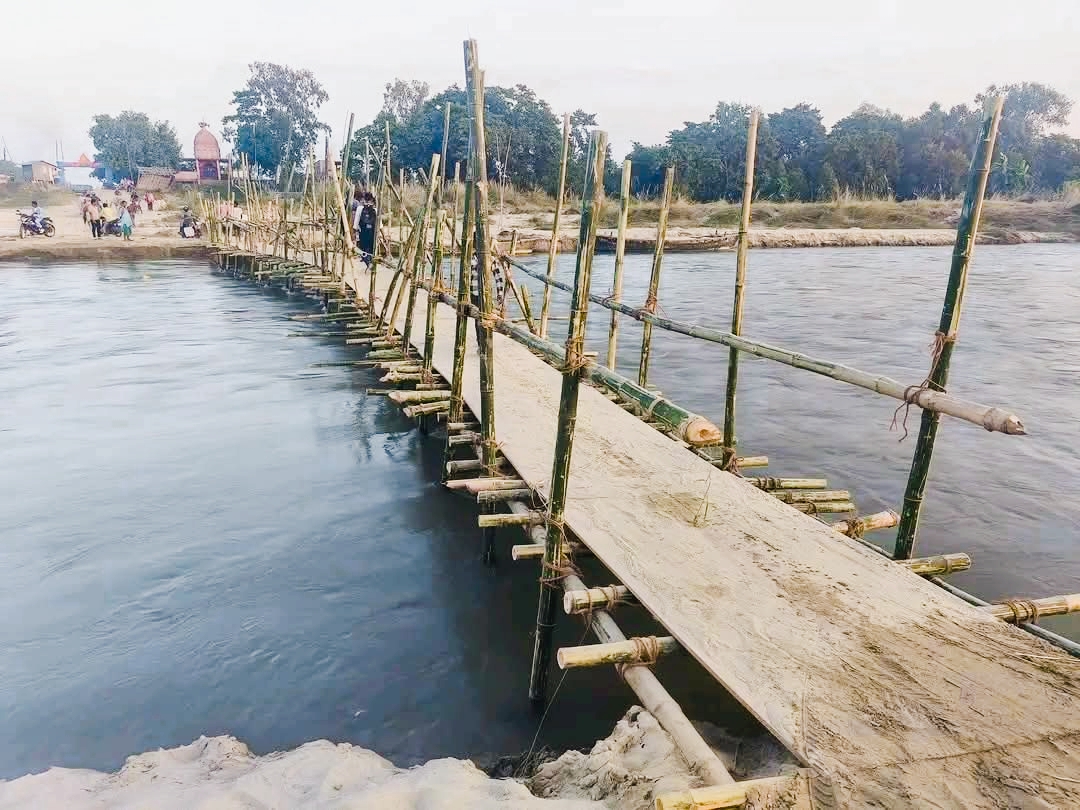 १४ वर्षदेखि अधुरो कमला पूल,काठे पूलमात्र सहारा पुल आरपार गर्न रु १०० तिर्नुपर्ने बाध्य,