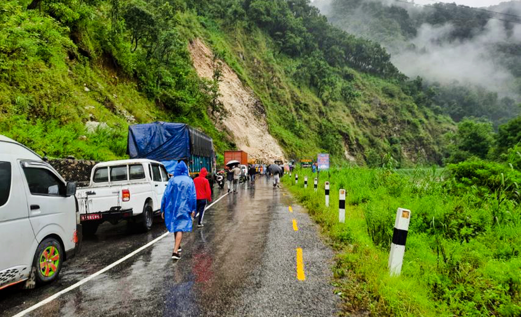 निरन्तर वर्षाका कारण जोमसोम मुक्तिनाथ सडकखण्ड भाँसिएपछि सयौँ तीर्थयात्री फर्किए,
