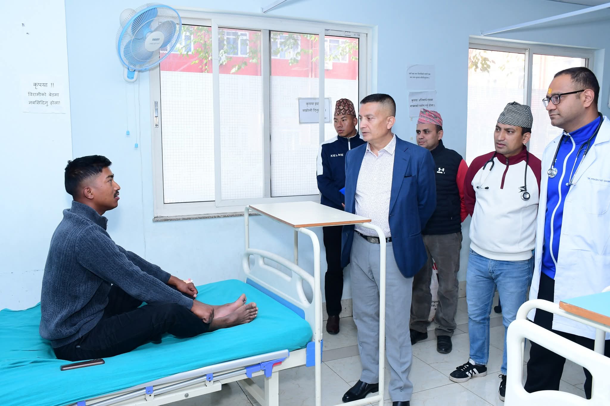 हिमपात र चिसोका कारण बिरामी भई उद्दार गरिएका उपचाररत प्रहरीलाई भेटेर स्वास्थ्य अवस्था बुझ्दै आईजिपी कार्की