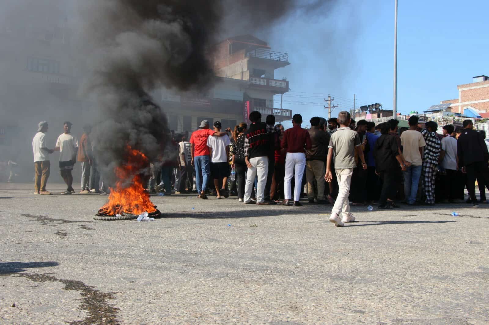 झडप पछी लगाएको कर्फ्यू उल्लङ्घन गर्दै सिमरा बजार क्षेत्रमा युवाको प्रदर्शन जारी