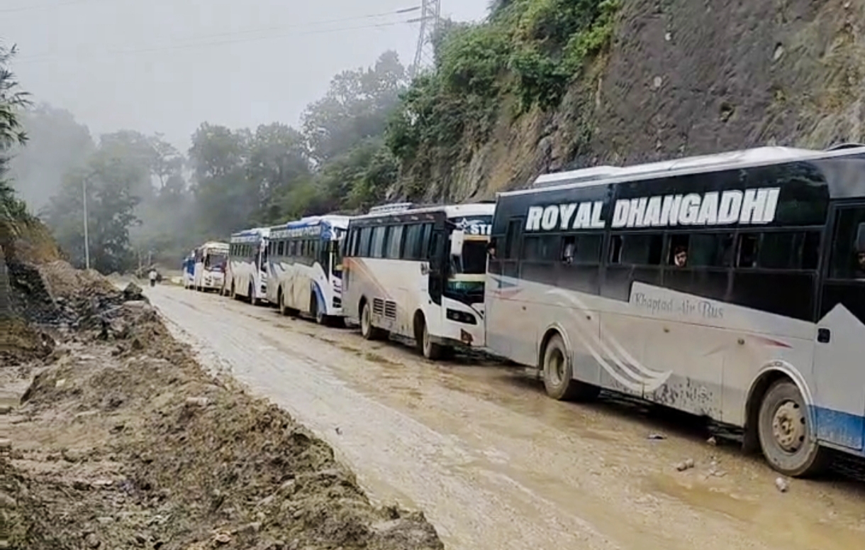 दाउन्ने सडक खण्डमा सवारीसाधनको लामो जाम भएपछि यात्रुहरू सडकमै अलपत्र बाटो खुलाउने प्रयास,