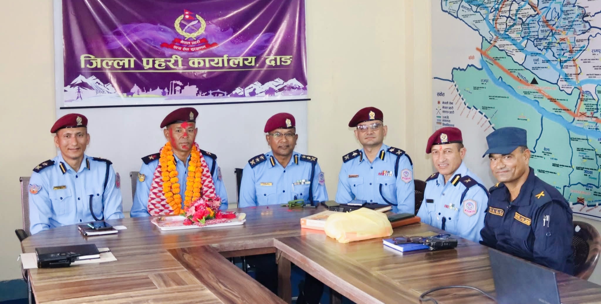 बढुवा भएका इन्स्पेक्टर मिलन श्रेष्ठलाई दाङ एसपी दिपक श्रेष्ठद्वारा दर्ज्यानी चिन्ह प्रदान,