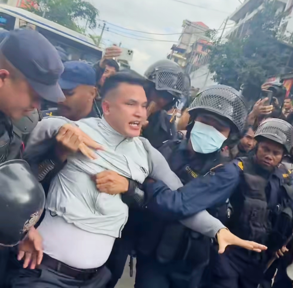 काठमाडौंको माइतीघरमा प्रदर्शन गर्न पुगेका एक युवक प्रहरी नियन्त्रणमा,