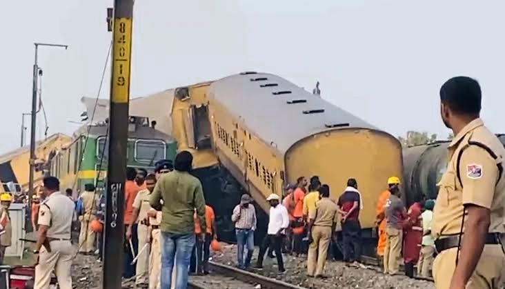 भारतको छत्तीसगढमा दुई रेलबिच ठूलो ठक्कर हुँदा ११ जनाको मृत्यु २० जना घाइते,
