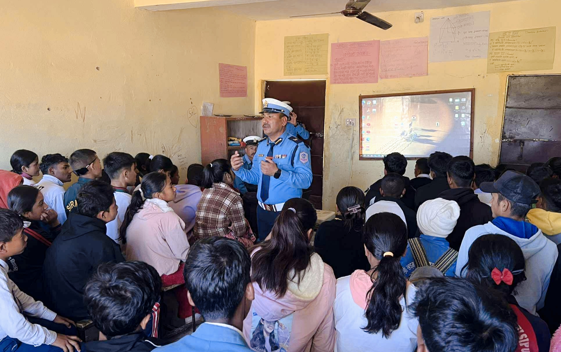 जिल्ला ट्राफिक प्रहरी दाङद्वारा बिधालयमा गएर विद्यार्थीहरुलाई ट्राफिक सचेतना अभियान प्रशिक्षण,