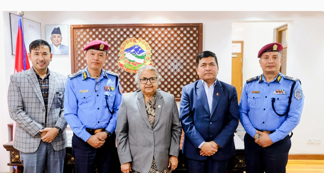 आइजीपी चन्द्र कुबेर खापुङ्गले प्रधानमन्त्री सुशीला कार्कीसँग विदाइ भेट गरे,