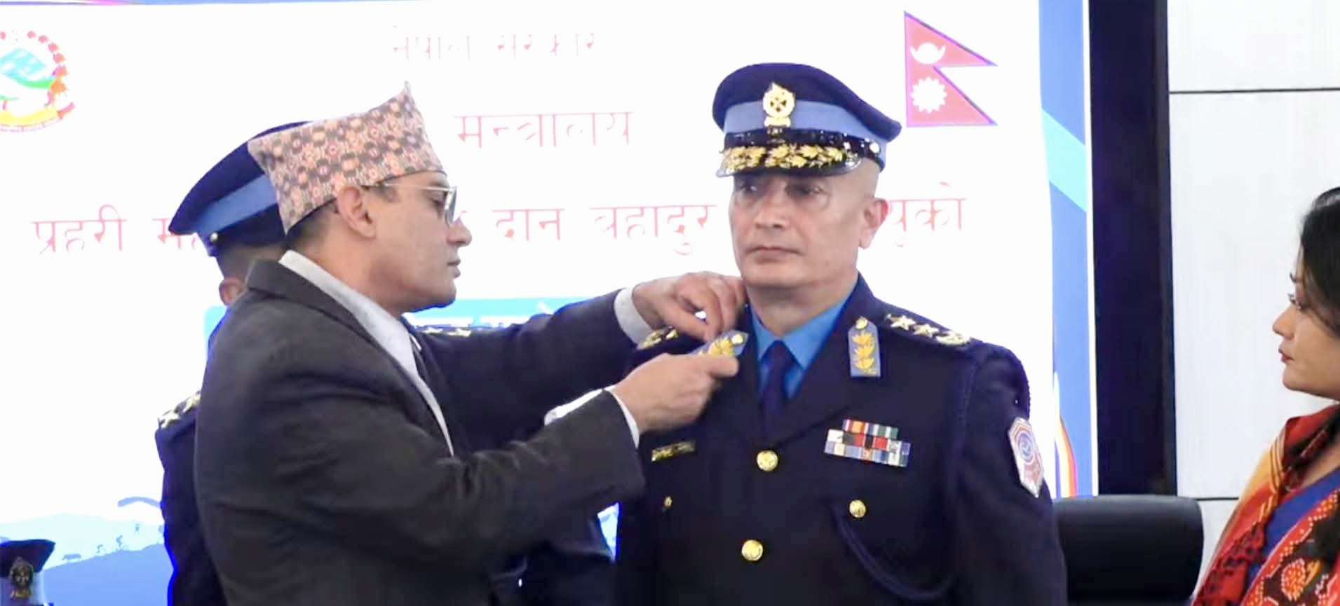 नेपाल प्रहरीको ३३ औ नवनियुक्त आईजीपी दानबहादुर कार्कीले दर्ज्यानी चिह्न लगाए,