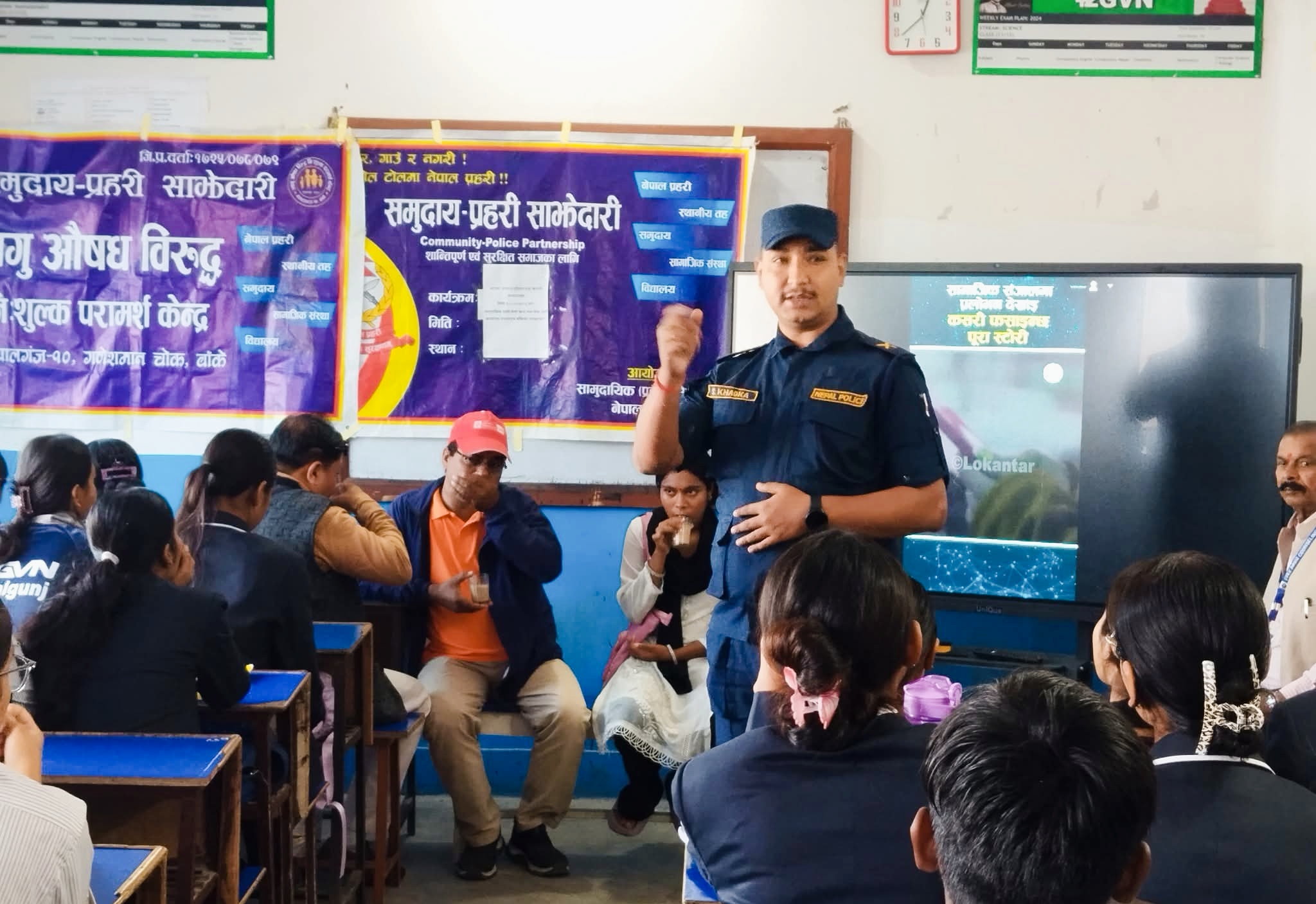 मोबाईलको सदुपयोग बिषयक सचेतना मुलक प्रशिक्षण दिदै प्रहरी निरीक्षक शेखर खड्का