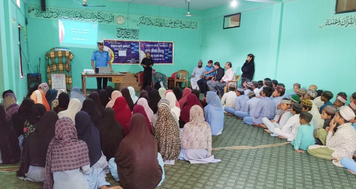 नेपालगन्ज ट्राफिक प्रमुख नन्द पोख्रेलद्वारा छात्राहरुलाई ट्राफिक नियम सम्बन्धि प्रशिक्षण,