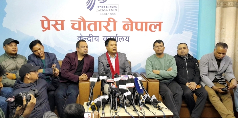 नेकपा एमालेका नेता महेश बस्नेतले मङ्सिर ६ गते एमालेले गर्ने प्रदर्शनले सरकार ढाल्ने दावी