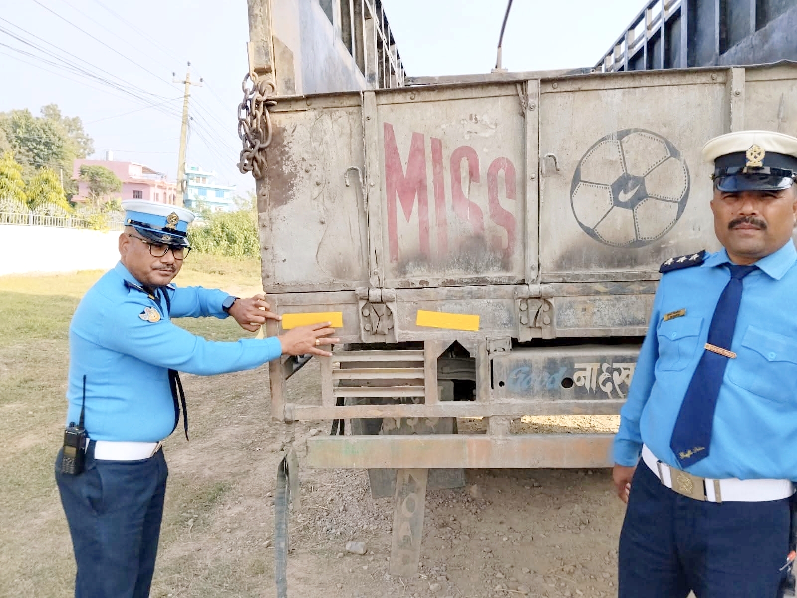 जिल्ला ट्राफिक प्रहरी घोराही दाङले दुर्घटनाबाट जोगिन सवारी साधनहरुमा चम्किलो स्टिकर टाँस्दै